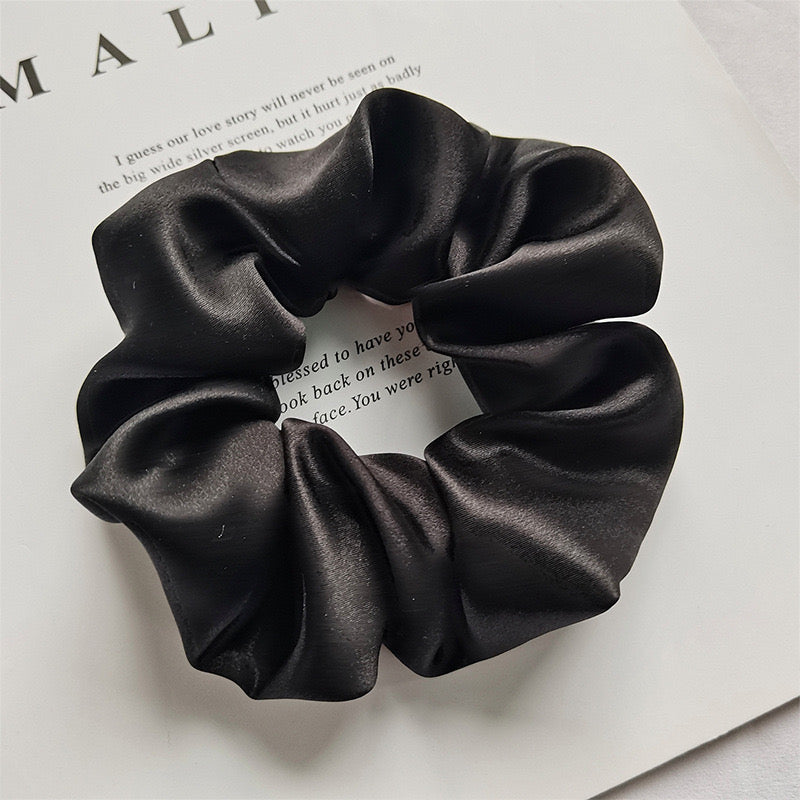 WiwiKiwi Silk Scrunchie