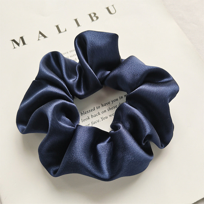 WiwiKiwi Silk Scrunchie