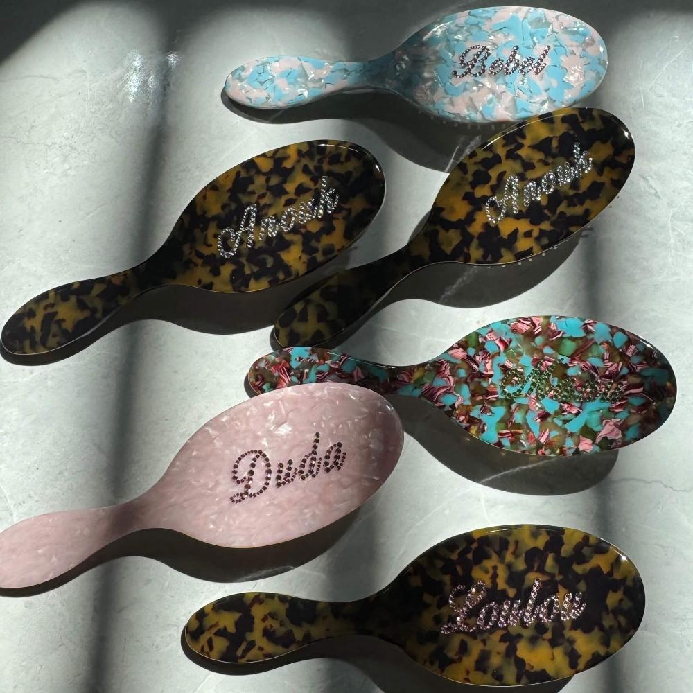 The Customized Name Hair Brush | WiwiKiwi