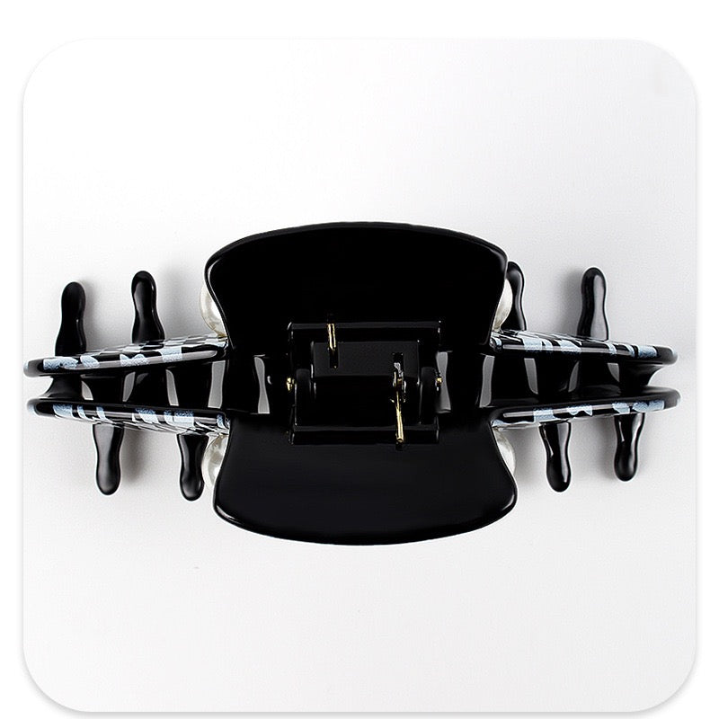 Houndstooth Pearl Hair Claw