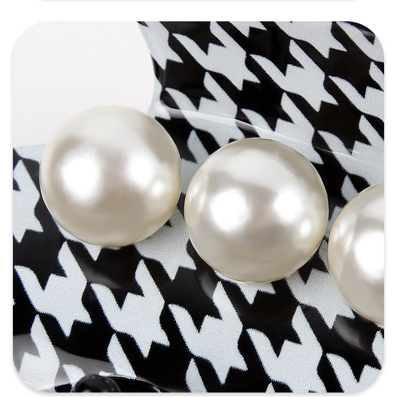 Houndstooth Pearl Hair Claw